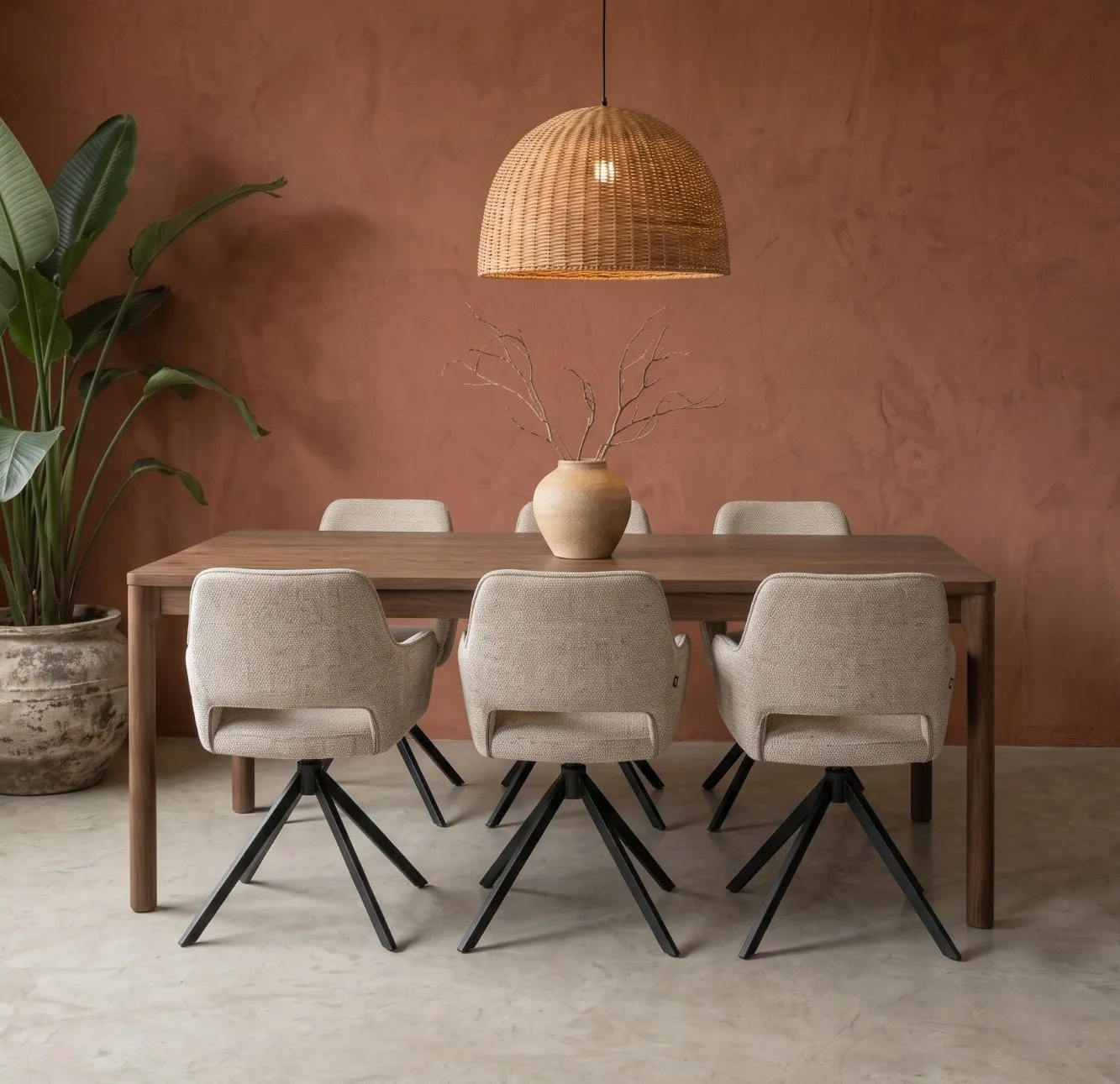 Draaistoelen Pax aan een houten eettafel