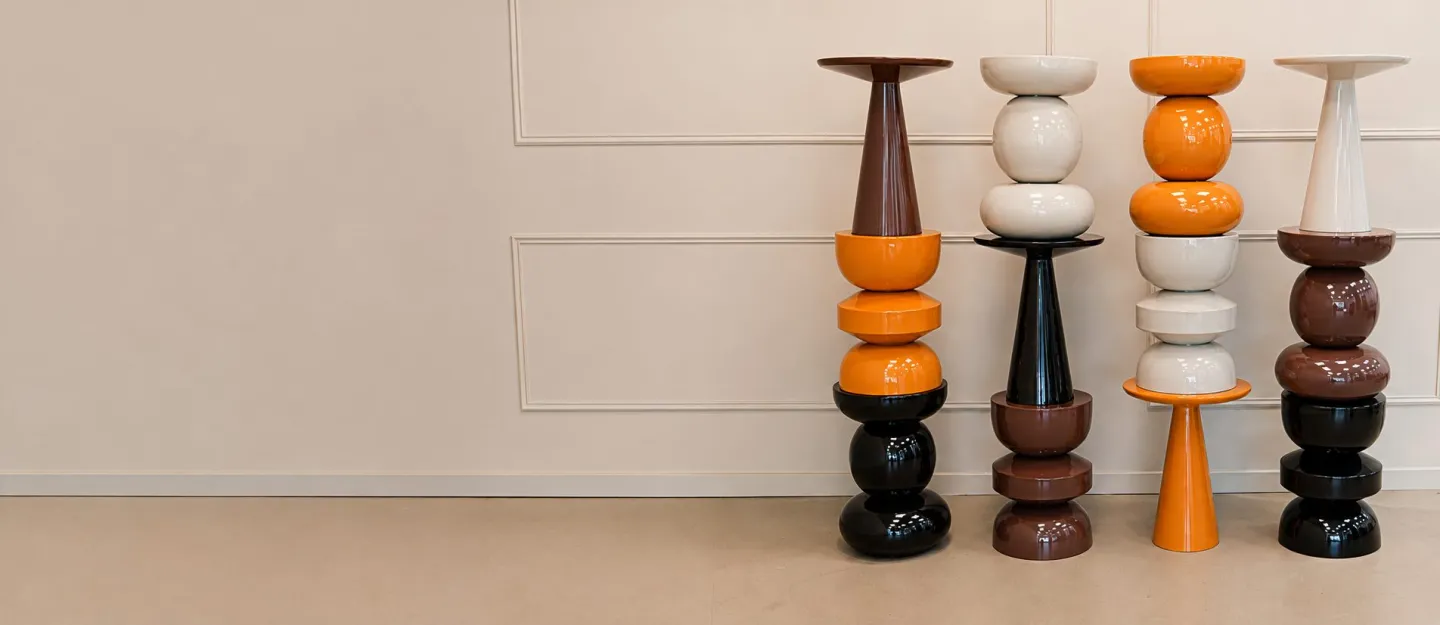 Vier organische bijzettafels in oranje, bruin, zwart en crème